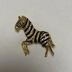 ゼブラのデザインブローチ