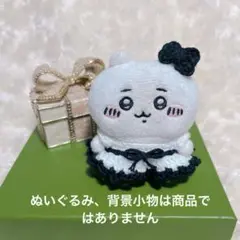 毛糸のぬいぐるみ服と頭のリボン