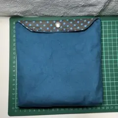 水玉模様の青いバッグインバッグ