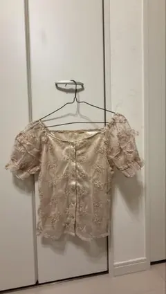 NICE CLAUPフラワー刺繍 ベージュ パフスリーブシャツ