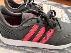 adidas ブラック/ピンク スニーカー