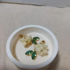 アイボリー 花モチーフ イヤリング ヴィンテージ風 大人かわいい