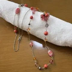 《美品》【プラスヴァンドーム】花モチーフ付きネックレス (コーラルカラー)