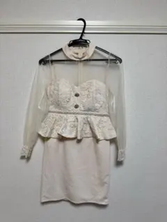 クリーム色 レースペプラムナイトドレス