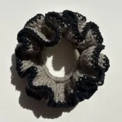 【ハンドメイド】かぎ針編み　ベージュ×ブラック　ダブルフリルシュシュ