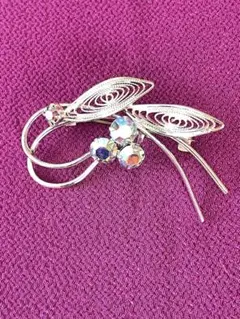 ブローリーフ形状シルバーブローチ　ブルー系石付き