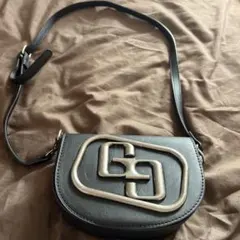 ロゴ付き黒ショルダーバッグ