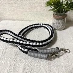 手編み スマホショルダー ストラップ（ブラック×ホワイト・端グレー）