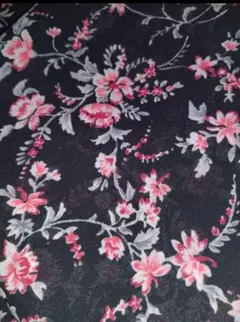 黒地にピンクの花柄生地