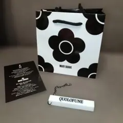 QUOLOFUNE×MARY QUANTコラボ オリジナル紙バッグ・ロゴチャームのサムネイル