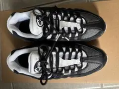 NIKE AIR MAX 95 黒　白 スニーカーのサムネイル