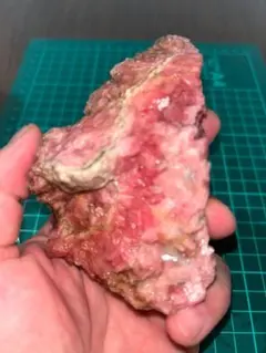 北海道・稲倉石鉱山産 ロードナイト（バラ輝石）系 鉱物標本】 - メルカリ