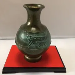 招福花器 絆 緑色の金属製花瓶 彫刻模様付き [彫刻家 国分常俊]