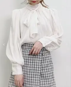 INGNI ラメシアーハイネックボウタイブラウス