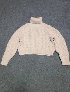 ベージュ ケーブルニット タートルネック セーター