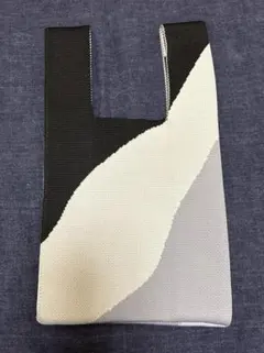 スクエアデザイン ニットトートバック　ブラック　ホワイト　グレー　モノトーン