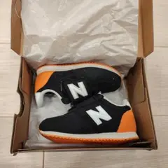 New Balance ベビーシューズ ブラック/オレンジ