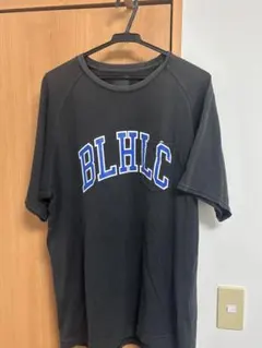 BLHLCロゴ入り ブラックTシャツ