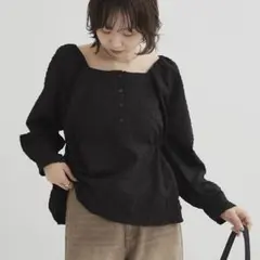 【新品タグ付き】mysticエンボスパフ長袖ブラウス　ミスティック　ブラック