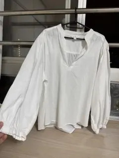 ホワイトバルーンスリーブVネックシャツH&M