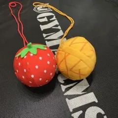 いちごとパイナップルのペットおもちゃ