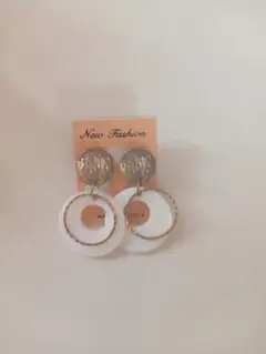 ホワイト円形デザインピアス