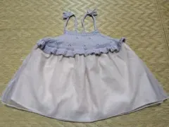 薄紫色のフリル付きワンピース