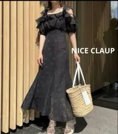 肩あきフリルワンピ　ナイスクラップ　黒　ロングワンピース　フレア　リボン　花柄