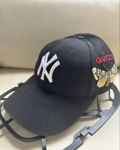 GUCCI ブラック ベースボールキャップ NYロゴ GUCCI ロゴ付き ナイロン ベースボールキャップ ・ブラック