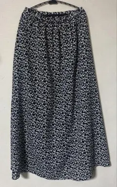 値下げ！【ＧＵ】フレアロングスカート 黒と白の花柄Mサイズ
