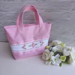 お嬢様　スモッキング刺繍のランチバッグ　薄ピンクの撥水ナイロンオックス