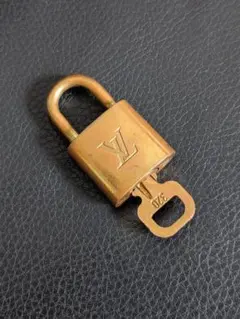 LOUIS VUITTON ルイ・ヴィトンカデナ パドロック ゴールド 323 - メルカリ