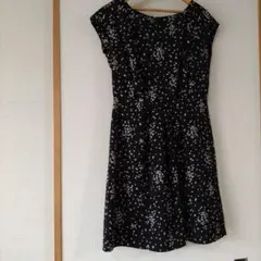 ナチュラルビューティーベーシック　ドット柄 ノースリーブ　ひざ丈ワンピース