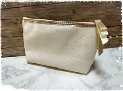 新品・未使用品のメナードノベルティ、ホワイトポーチ ゴールドジッパー付きのサムネイル