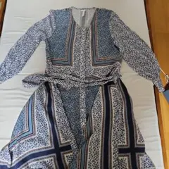 H&Mのブルー／パターン柄のイレギュラーヘムワンピース