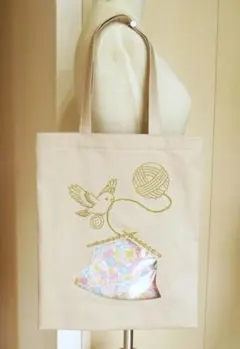 編み物用にも　透明窓付きの手刺繍トートバッグ　小鳥と毛糸玉　めじろカラー