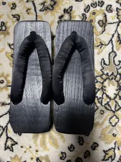 黒い木製下駄