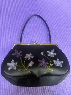 花柄刺繍の黒のがま口ミニバッグ