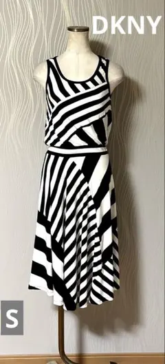 お値下げ‼️DKNYダナキャラン　モノトーン　フレア　ロングワンピースのサムネイル