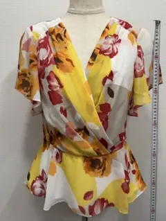 ピンキーアンドダイアン　花柄 カシュクール 半袖 ペプラム トップスのサムネイル