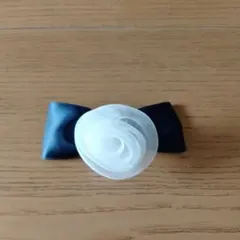 ネイビーとホワイトの花形ブローチ