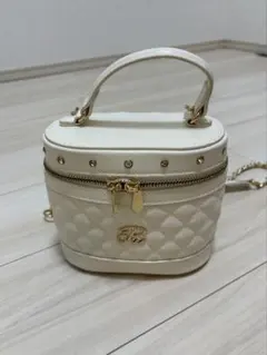 POMME バニティバック 新作バニティ可愛すぎるね .🍑 POMMEのバニティちっちゃく見える