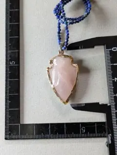 天然石 【紅水晶】の【石鏃 やじり】のネックレスです。チェーンはラピスラズリ