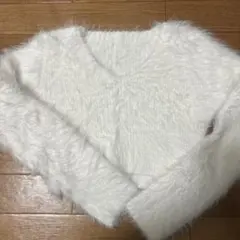 ホワイトファー風Vネックニット
