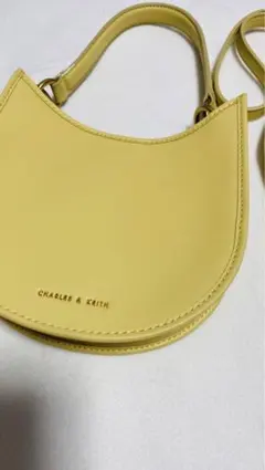 CHARLES & KEITH イエローハンドバッグ
