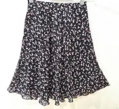 COMME CA ISM　プリーツスカート　黒地　花柄
