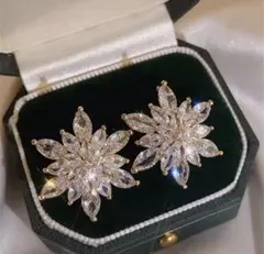 花形クリスタルピアス 両耳用 ピアス 新品未使用未開封