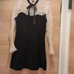 黒のフリル付きミニワンピース