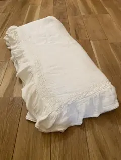 ZARA HOME フリル付きホワイトベッドスプレッド