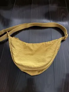 ユニクロ　バナナ　ショルダーバックのサムネイル